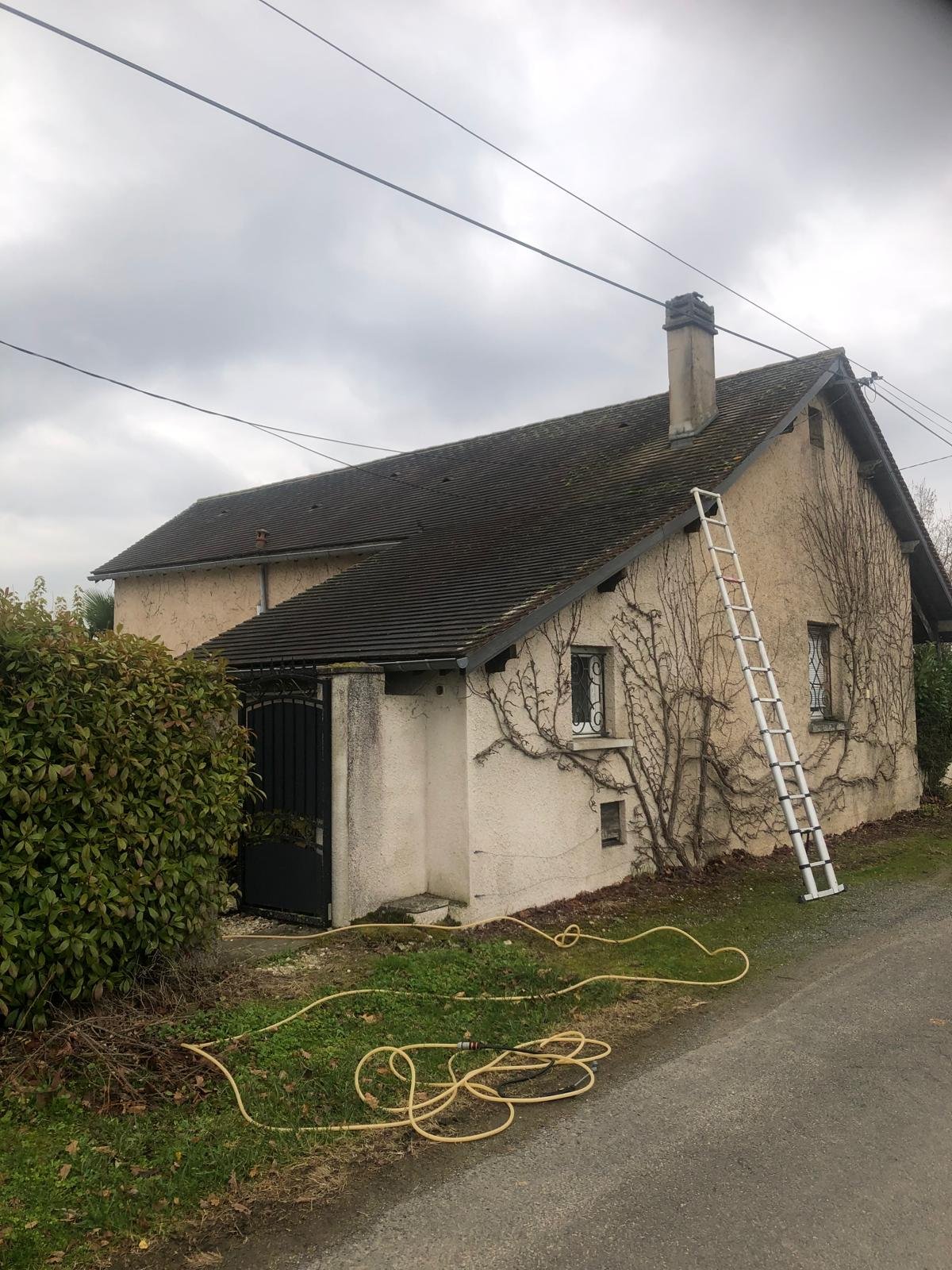 toiture en crépi couverte de mousses avant nettoyage en Dordogne